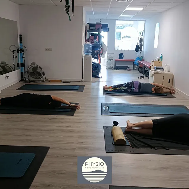 Clase grupal en el estudio del Centro de Fisioterapia Irene Rodríguez, Carboneras