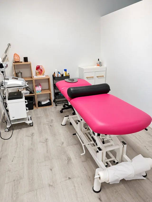 Sala de tratamiento de fisioterapia del centro, con camilla